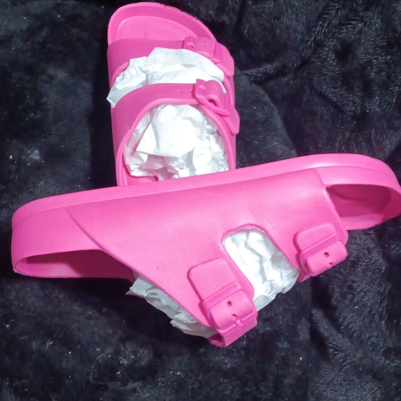 NWOT prettylittlething bright pink wide fit rubber buckle slides - Picture 3 of 4